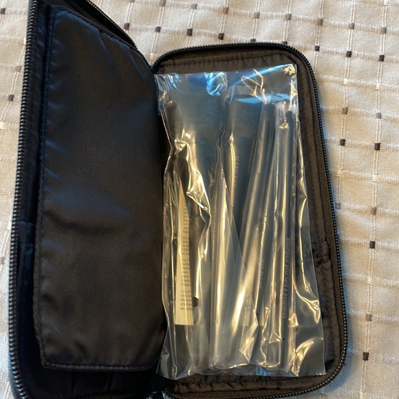 Mary Kay Essential Brush Collection - Picture 3 of 3